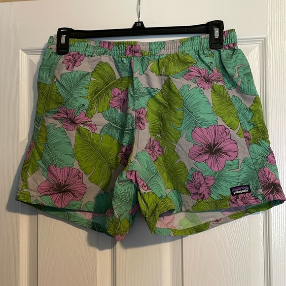 Patagonia Pants - Patagonia women’s tropical print baggies athletic shorts size large